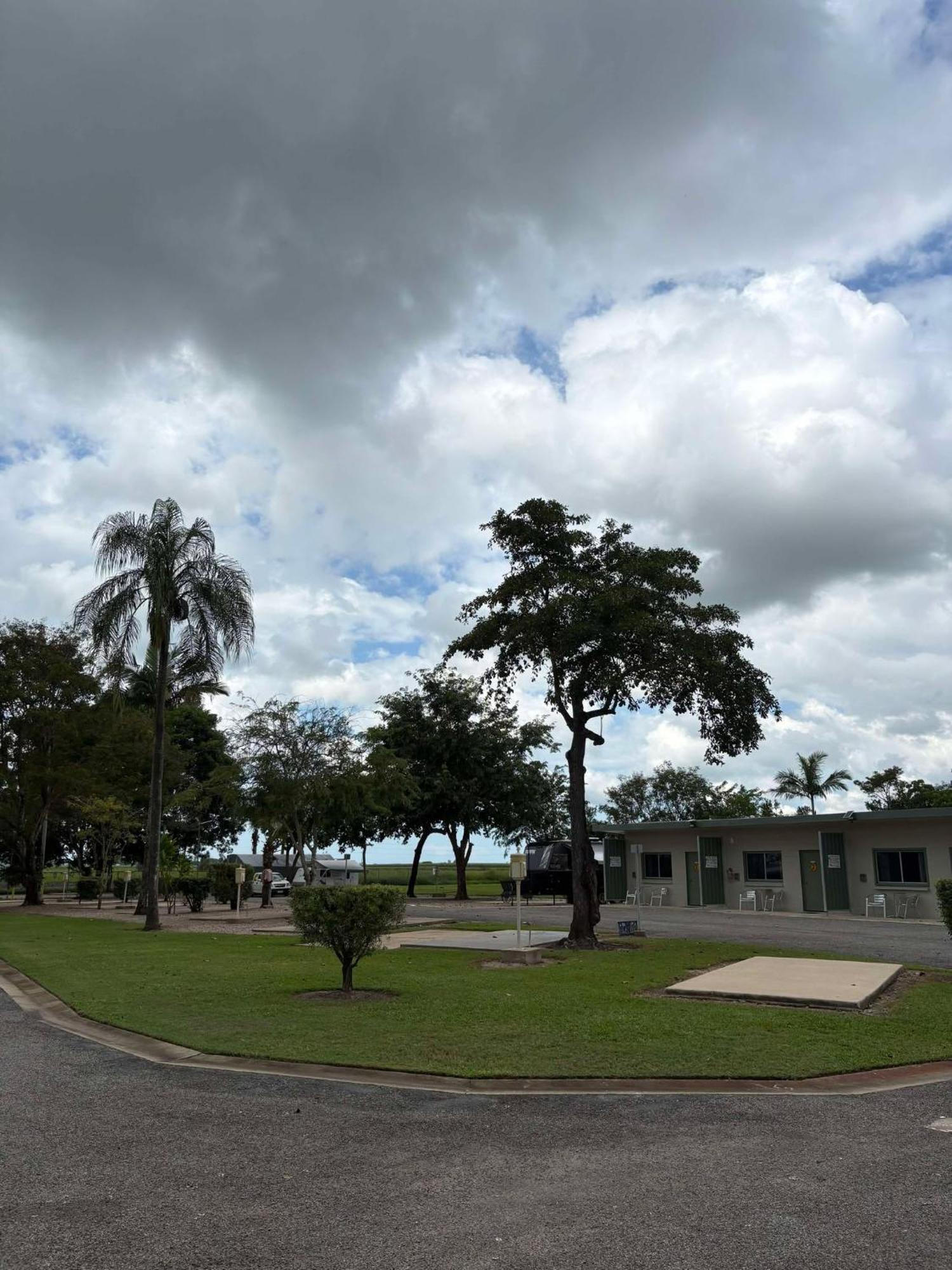 Ingham Tourist Park Hotel Buitenkant foto